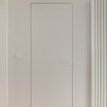 biela priečka s jemnou líniou zavretých dverí