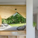 výhľad z obývačky v drevodome na terasu so strešným presahom
