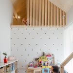 detská izba s hračkami v drevostavbe