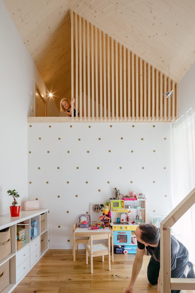 detská izba s hračkami v drevostavbe