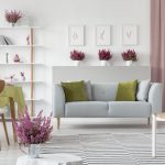 obývačka s ružovými zelenými a sivými doplnkami