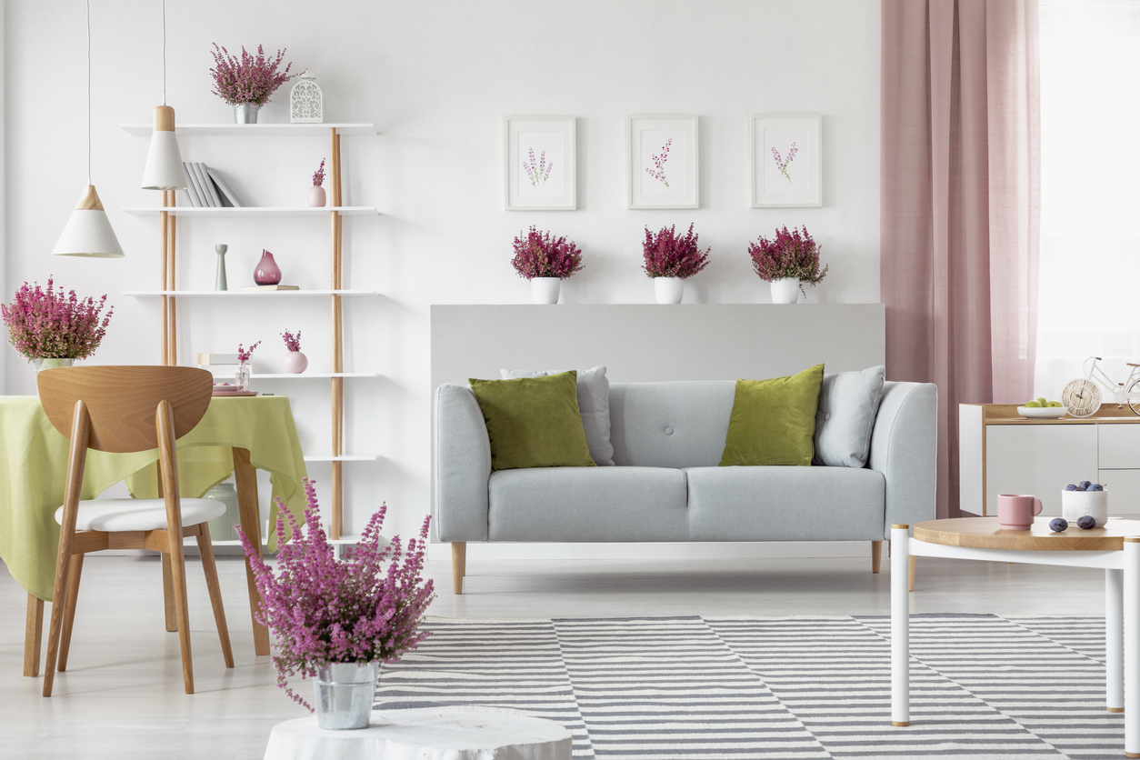 obývačka s ružovými zelenými a sivými doplnkami