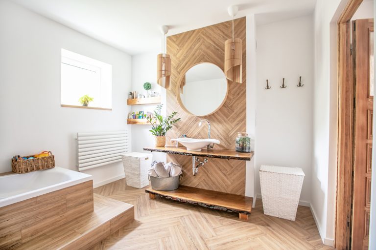 Je drevo v kúpeľni dobrý nápad, alebo by ste ho mali radšej zavrhnúť?