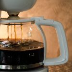 kanvica, do ktorej tečie káva z kávovaru