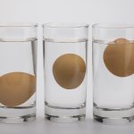 tri vajcia plávajúce v troch pohároch, test čerstvosti