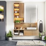 kúpeľňa so sivou stenou a dreveným nábytkom