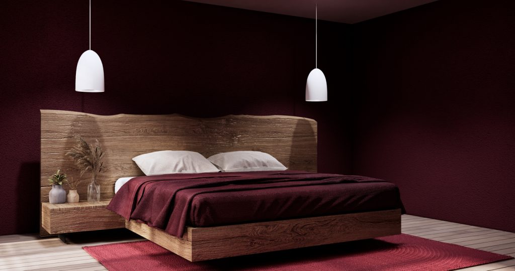 viva magenta prikrývka na posteli s dreveným čelom