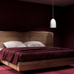 viva magenta prikrývka na posteli s dreveným čelom