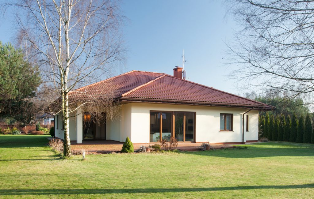 roidinný dom, bungalov s trávnikom, slnečný deň