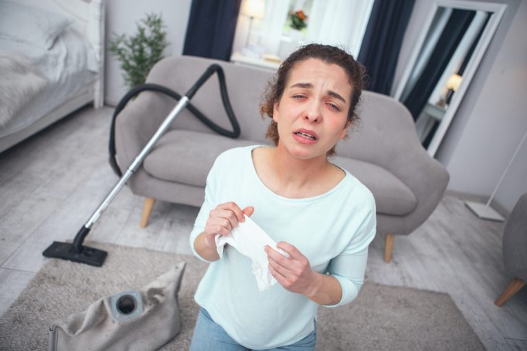 Začína sa sezóna alergií. Ako udržiavať domácnosť, ak nimi trpíte?