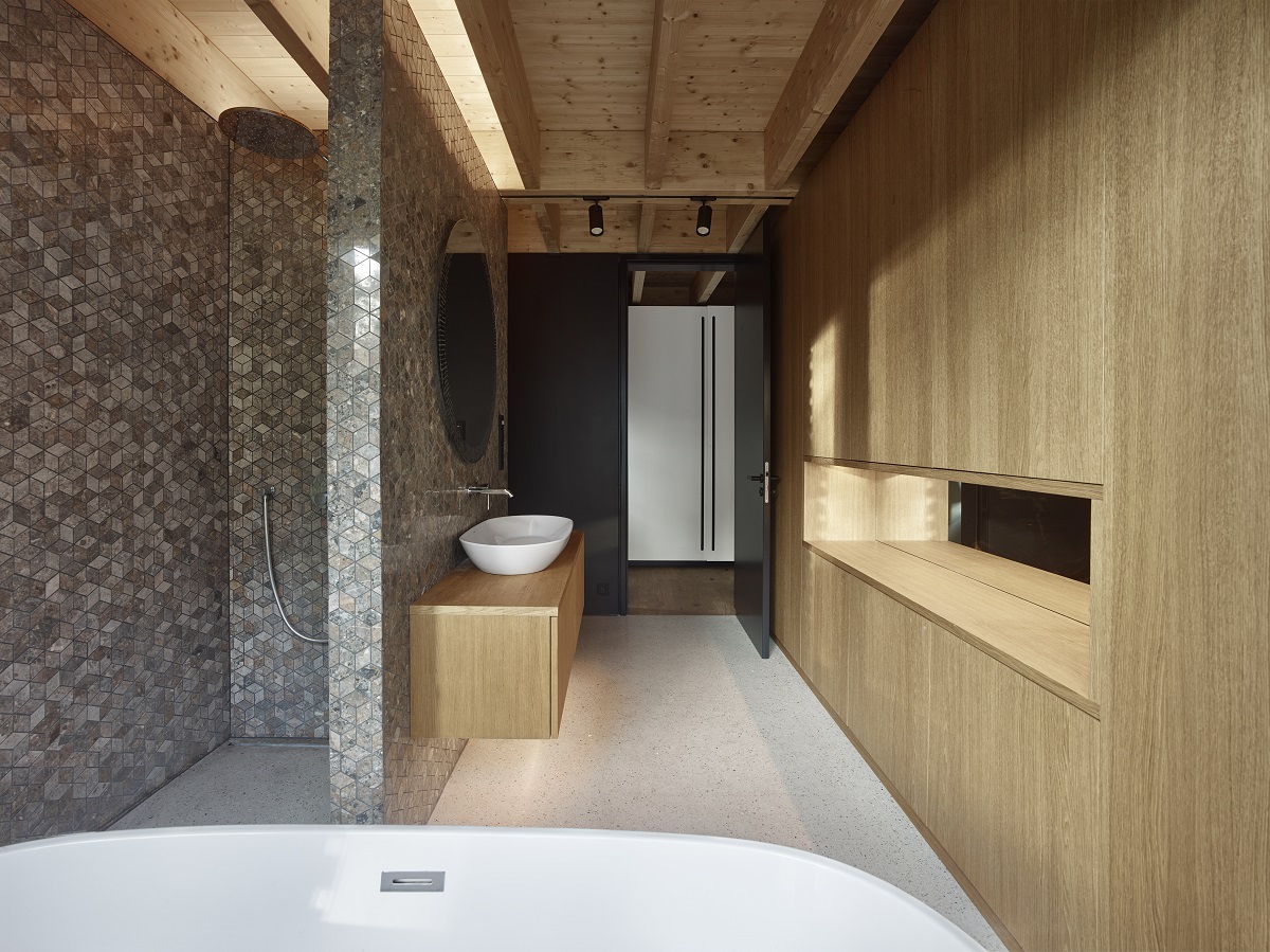 kúpeľňa s mramorovým obkladom a drevom