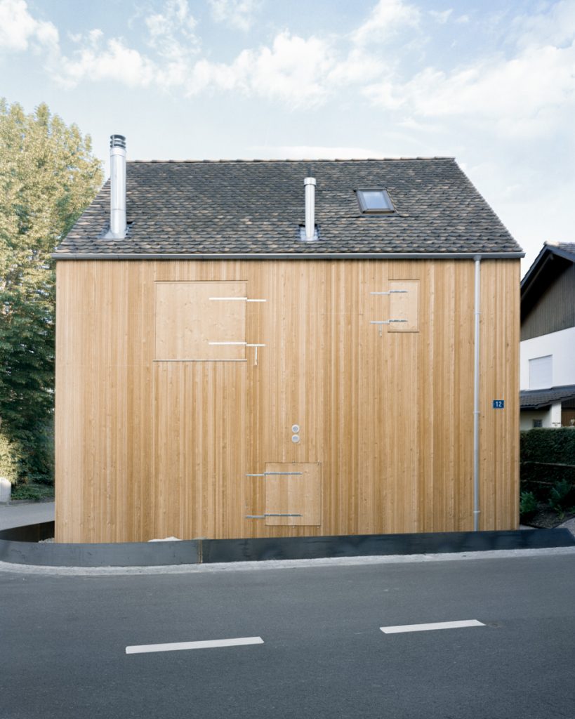 Malý dom s drevenou fasádou