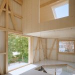 nezariadený interiér malého dreveného domu s otvormi v priečkach