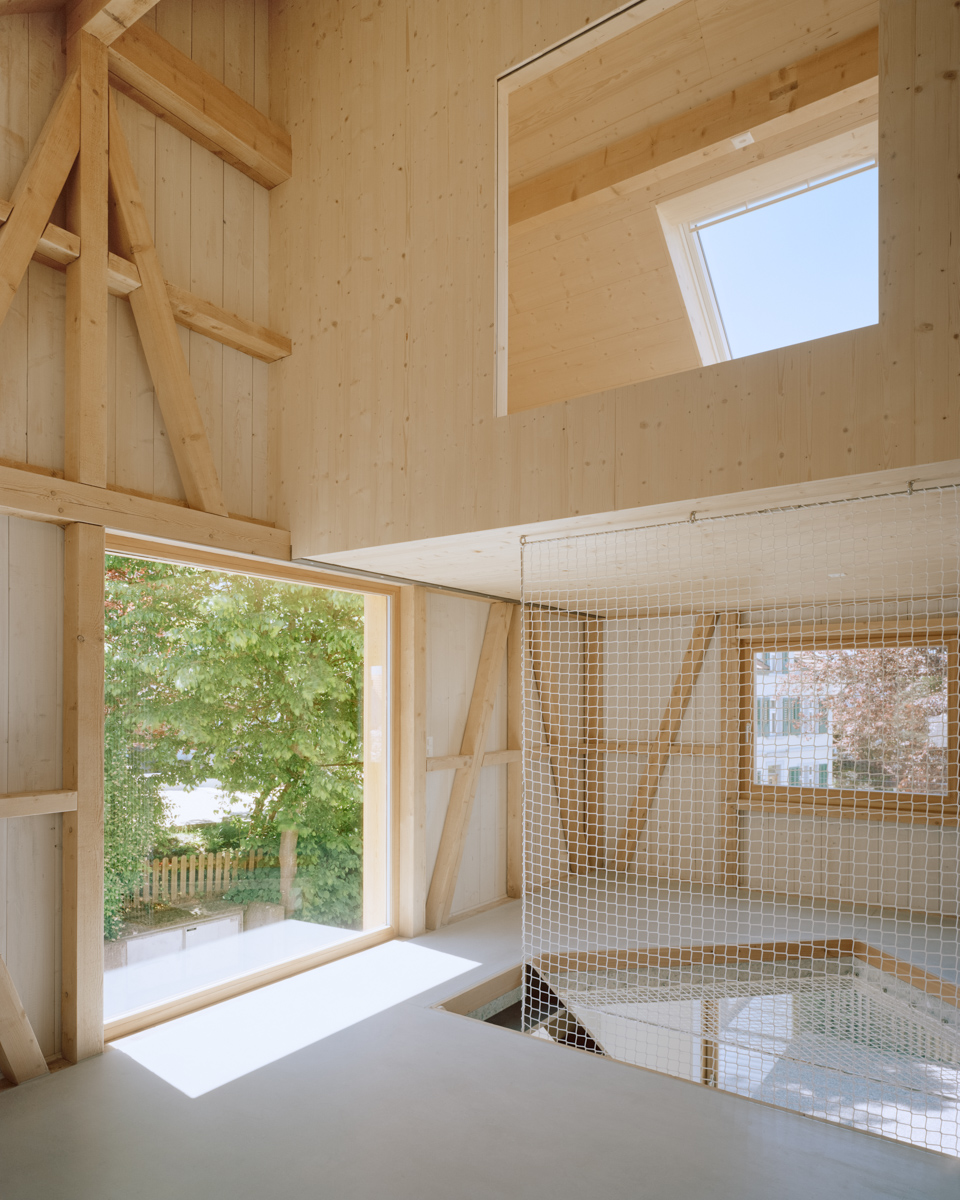 nezariadený interiér malého dreveného domu s otvormi v priečkach