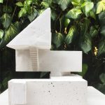 Model domu s listami v pozadí