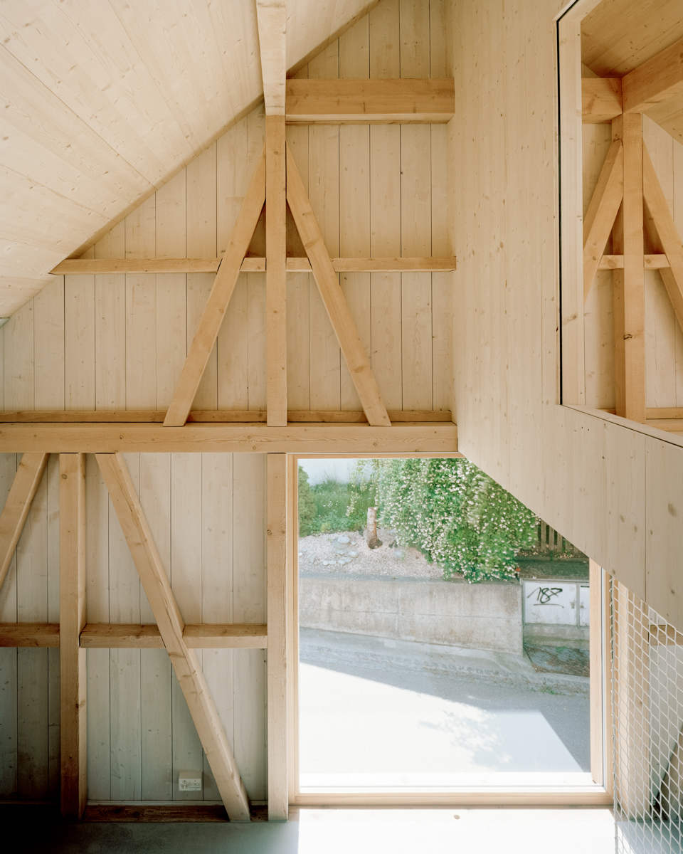 Materiály architekt necháva na mnohých miestach prekvapivo neupravené.
