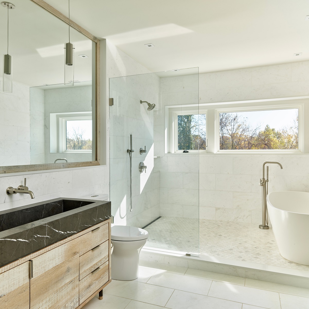 biela kúpeľňa so skrinkami z recyklovaného dreva, veľké zrkadlo