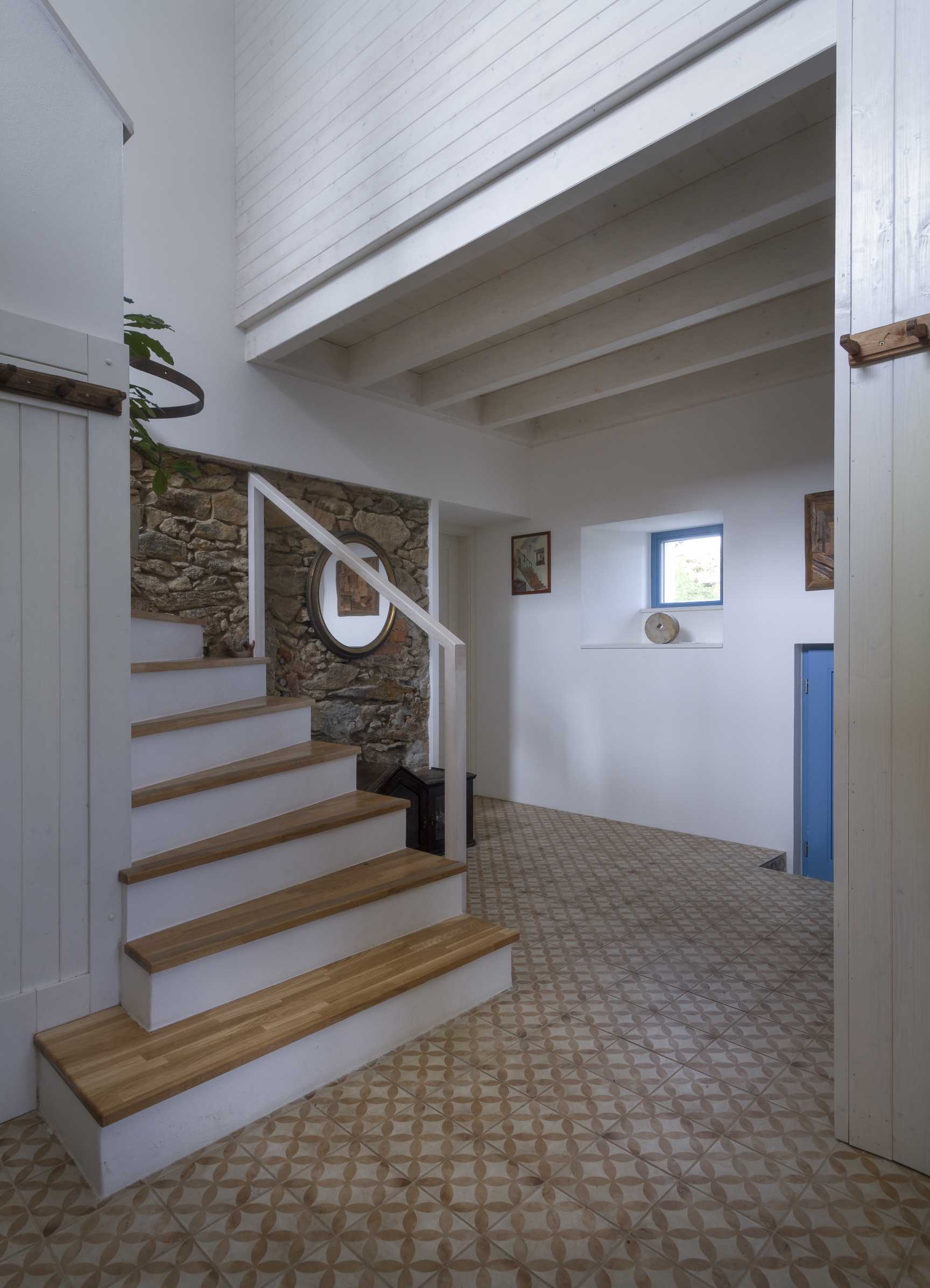 schodisko v hale s vintage dlažbou a kamenným múrom
