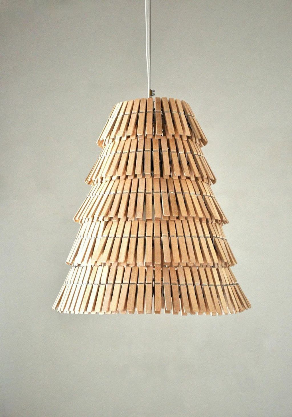 DIY lampa zo štipcov
