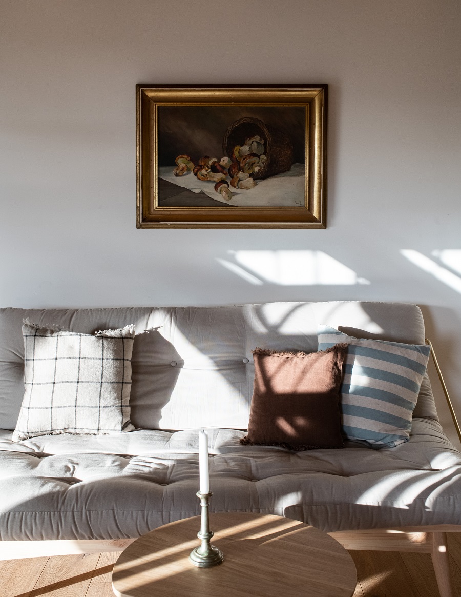 Oddych je na tejto chalupe alfou a omegou. Relaxuje sa tu na pohovkách z dánskej dizajnérskej spoločnosti, ktorá spája funkčnosť a štýl v duchu hesla modernistov „less is more“ teda „menej je viac“. 