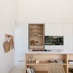 kuchyňa s otvorenými policami z bledého dreva