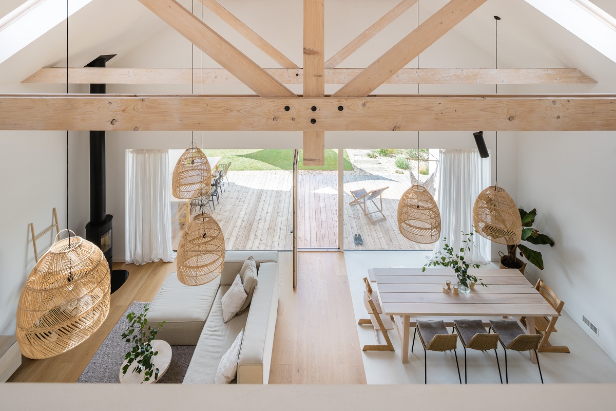 obývačka otvorená do krovu, biela, svetlé drevo, rastliny