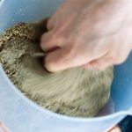 miešanie semien a piesku v nádobe