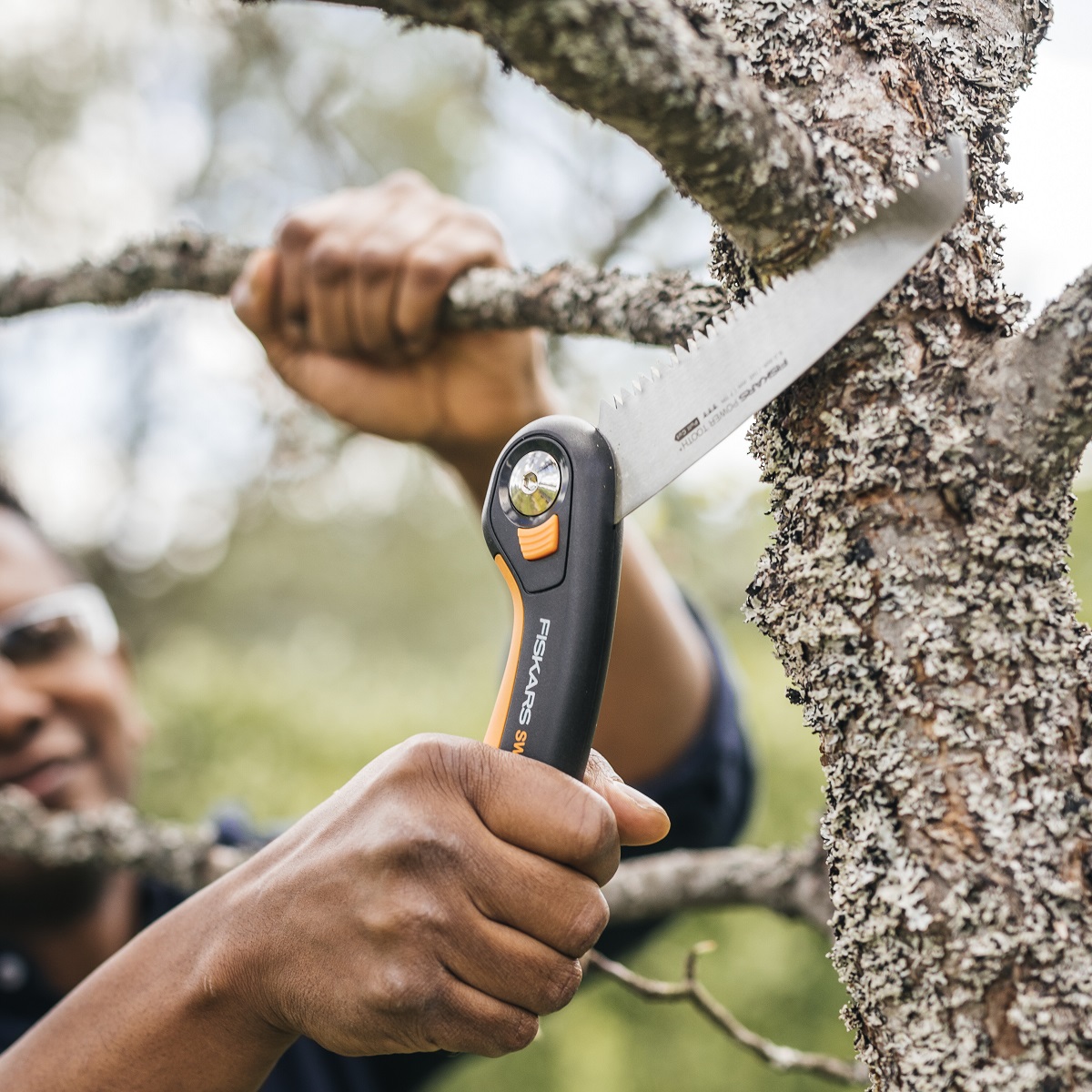 píla Fiskars_Plus_Folding_Saw_SW68_action_02_1x1