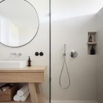 kúpeľňa s okrúhlym zrkadlom, sprchovací kút