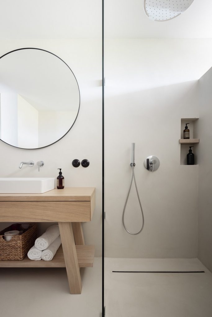 kúpeľňa s okrúhlym zrkadlom, sprchovací kút
