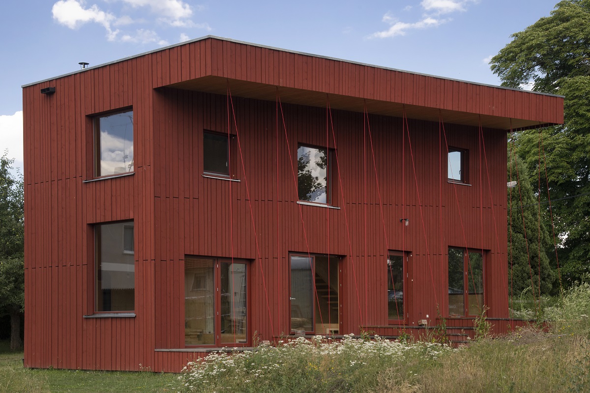 Architekti prispôsobili stavbu svahu tak, že podlahu uložili v štyroch rôznych výškových úrovniach .