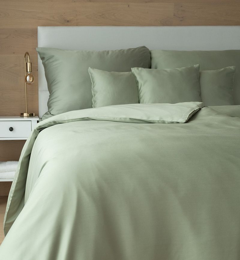 posteľ so zelenými obliečkami
