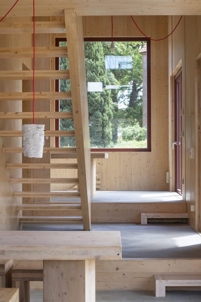 drevené schodisko v interiéri