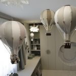béžový interiér s dekoráciami v tvare teplovzdušných balónov
