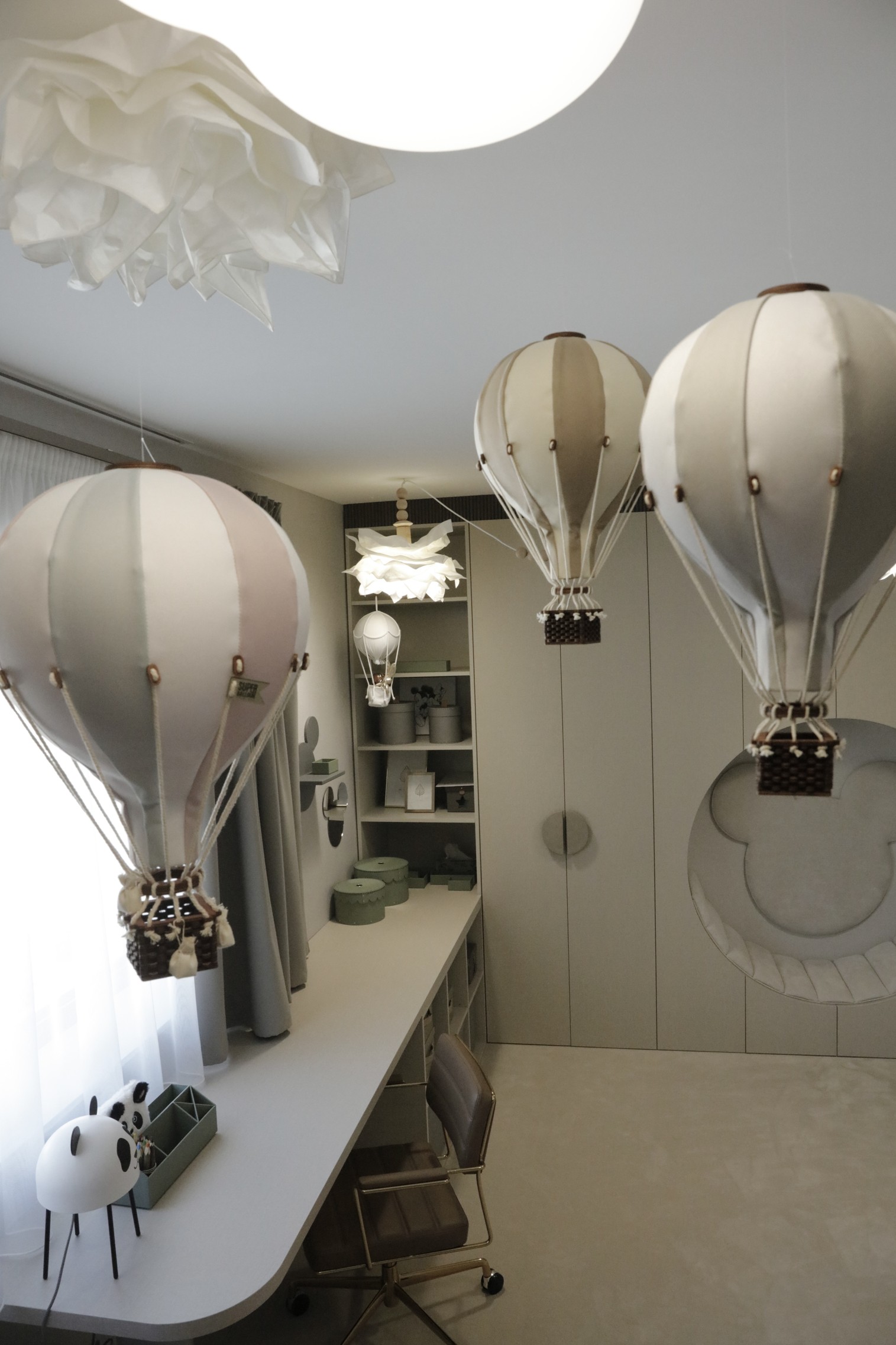 béžový interiér s dekoráciami v tvare teplovzdušných balónov