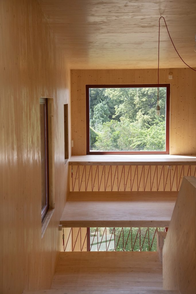 interiér obložený drevom, veľké okno