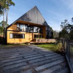 dom s drevenou fasádou a čiernou strechou