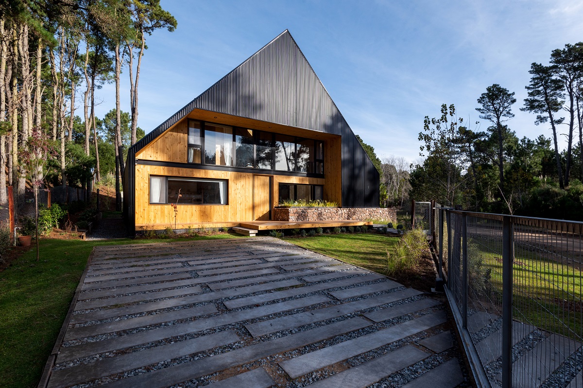 dom s drevenou fasádou a čiernou strechou