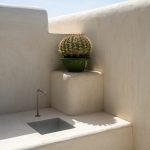 vonkajšie umývadlo s kaktusom