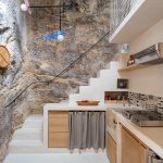 kuchyňa s kamennou stenou a vzorovanými dlaždicami