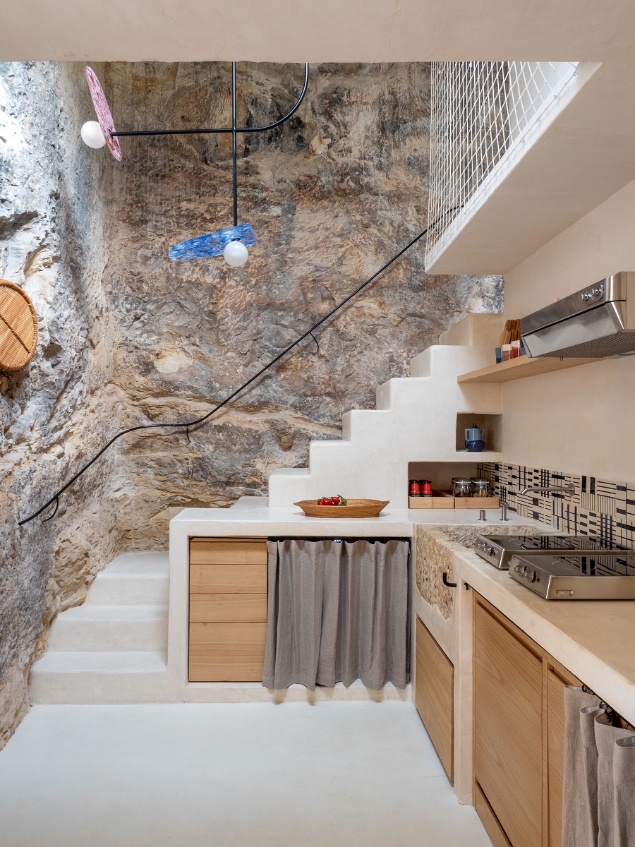 kuchyňa s kamennou stenou a vzorovanými dlaždicami