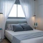 sivo-biela spálňa s náladovým osvetlením