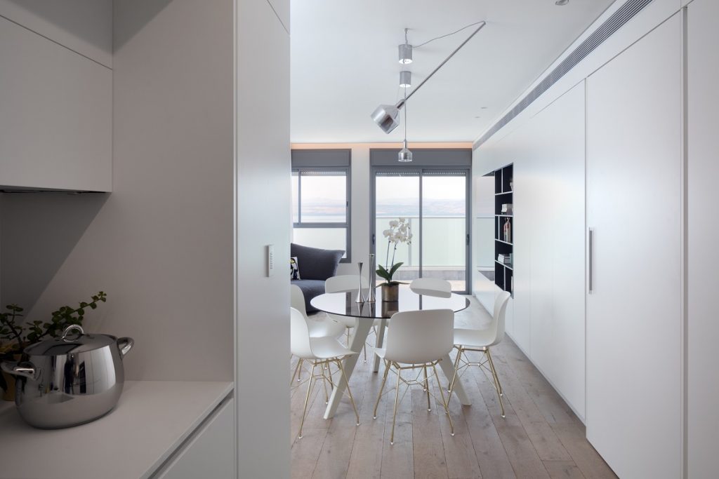 biely minimalistický interiér jedálne, stôl, stoličky