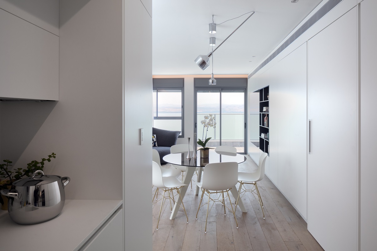 biely minimalistický interiér jedálne, stôl, stoličky