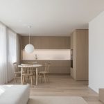 obývačka s jedálňou v kombinácii bielej a svetlého dreva