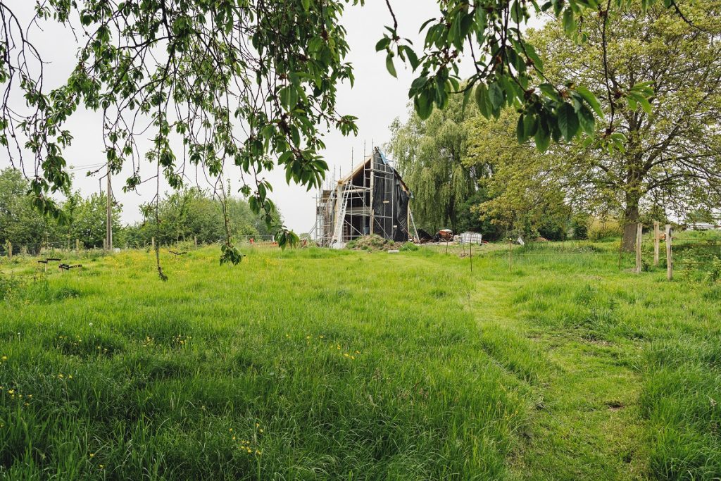 zrekonštruovaná stodola v prírodnej záhrade