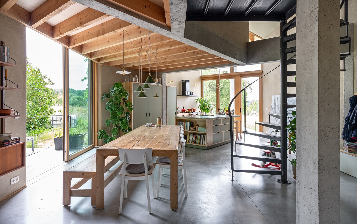 schodisko, drevený stôl a krov