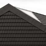 detail strechy s čiernymi šindľami