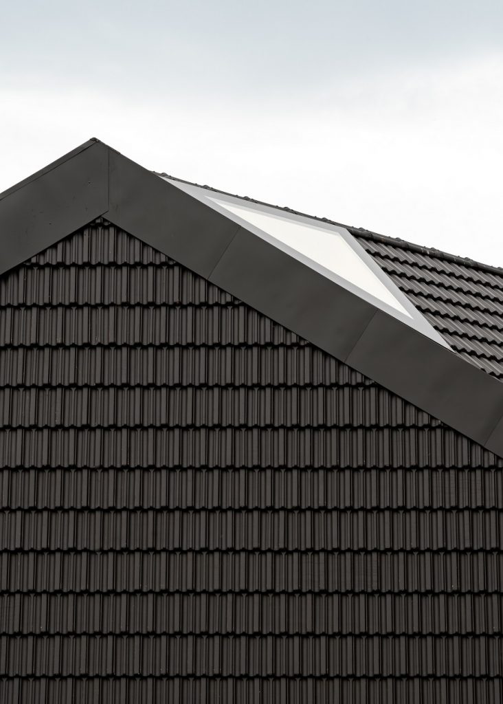 detail strechy s čiernymi šindľami