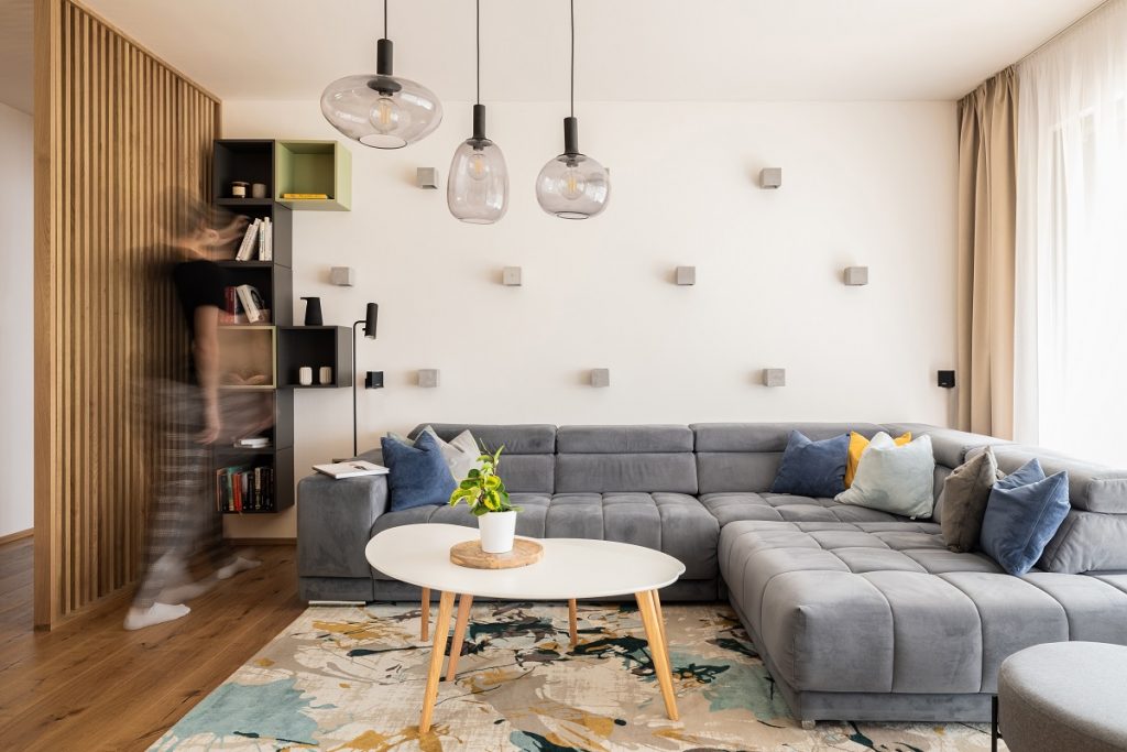 obývačka s dizajnovými prvkami, sivá sedačka